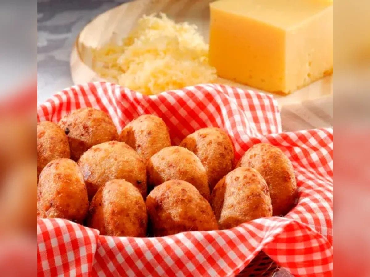 Arepitas dulces fritas y doradas, apiladas sobre un plato