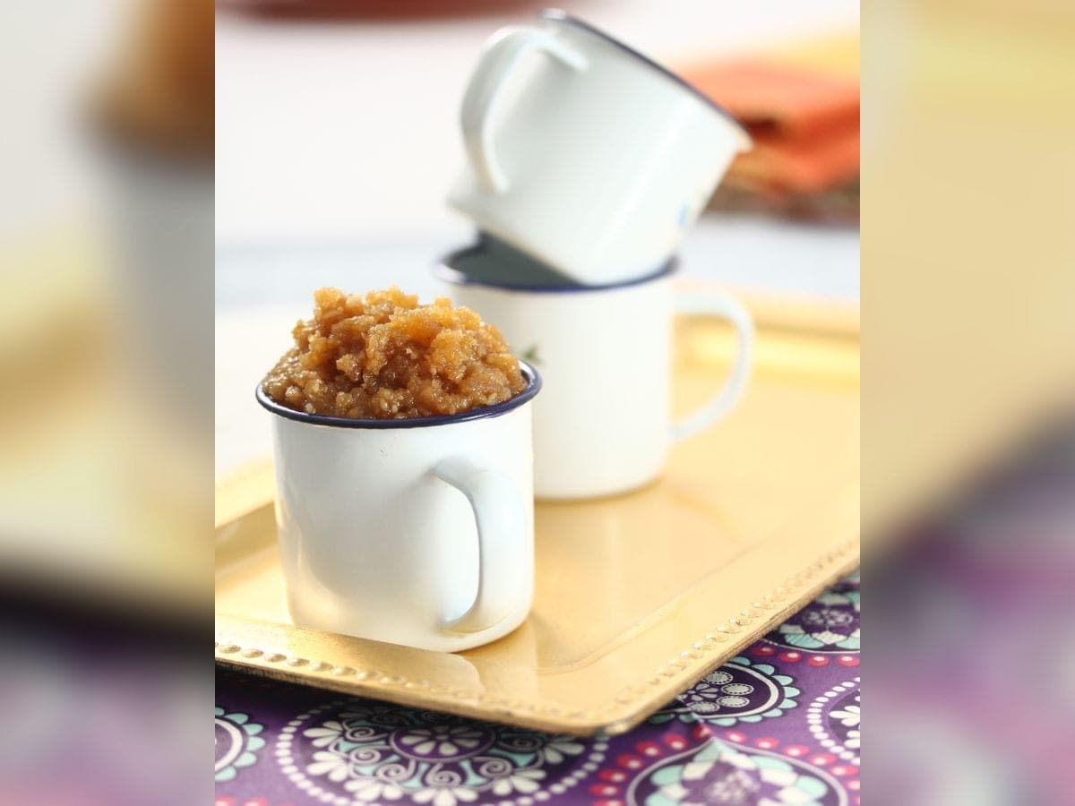 Arroz con coco servido en pocillos de peltre sobre una bandeja