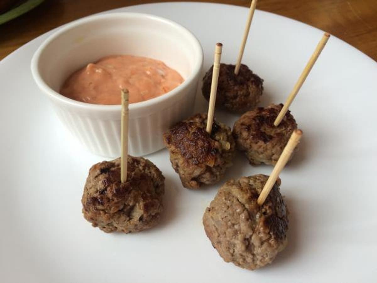 Bolitas de carne fritas doradas servidas como pasapalo