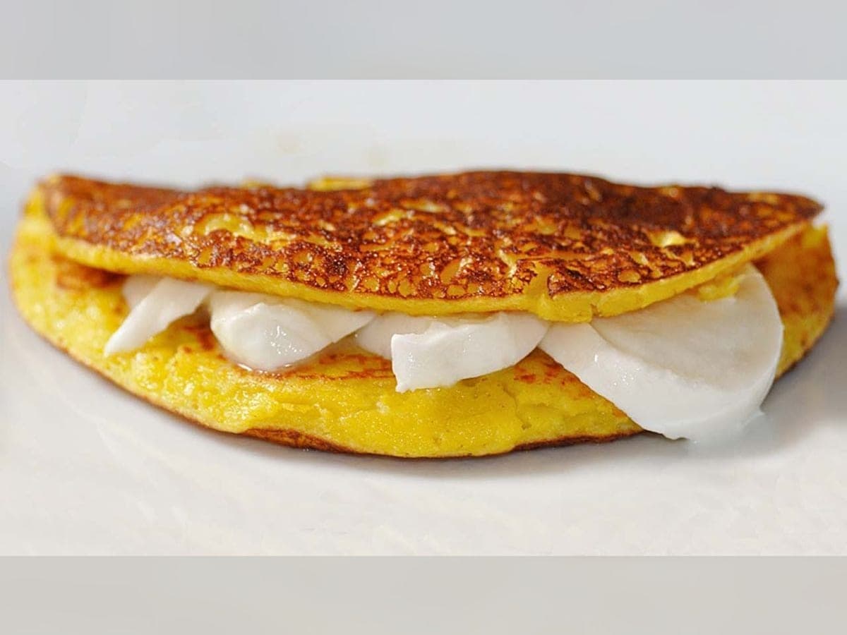 Cachapa de maíz doblada con queso blanco derretido en su interior