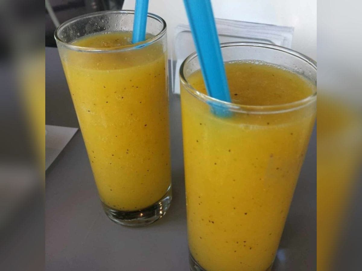 Vaso de carato de parchita espeso servido con hielo