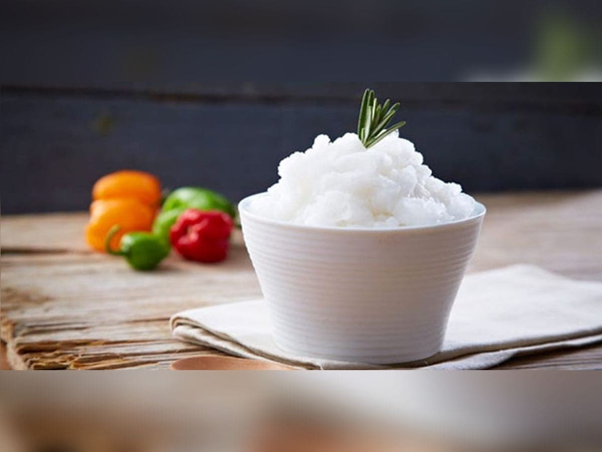 Vaso de cepillado de coco con hielo raspado blanco y ralladura de coco