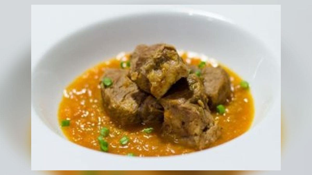 Guiso de corazón de res en salsa espesa de leche de coco servido en un plato hondo
