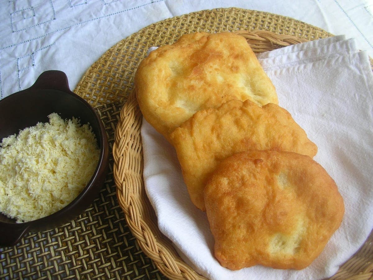 Domplinas doradas recién fritas apiladas en un plato