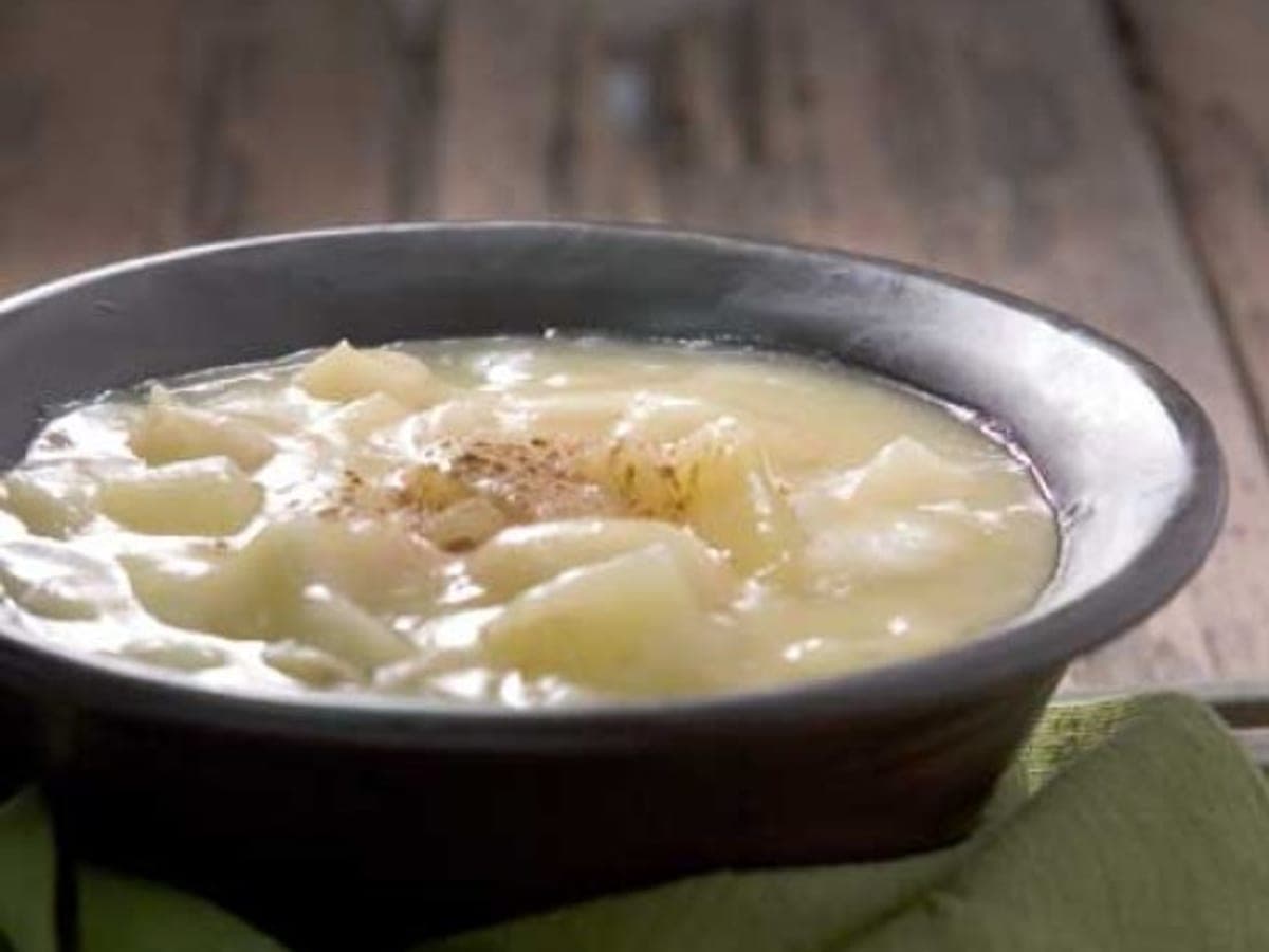 Cuenco de dulce de guanábana con textura de mermelada y una rama de canela