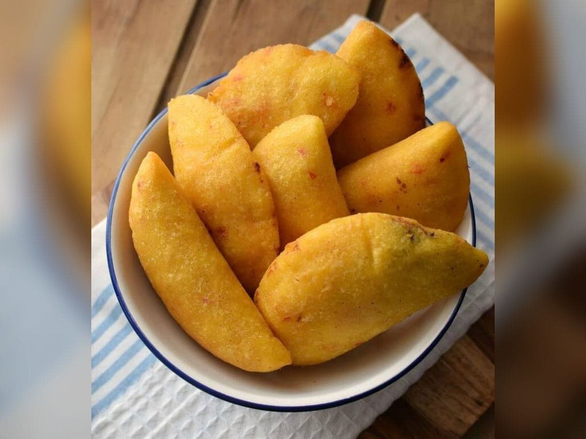 Empanadas de queso venezolanas fritas y doradas sobre papel absorbente