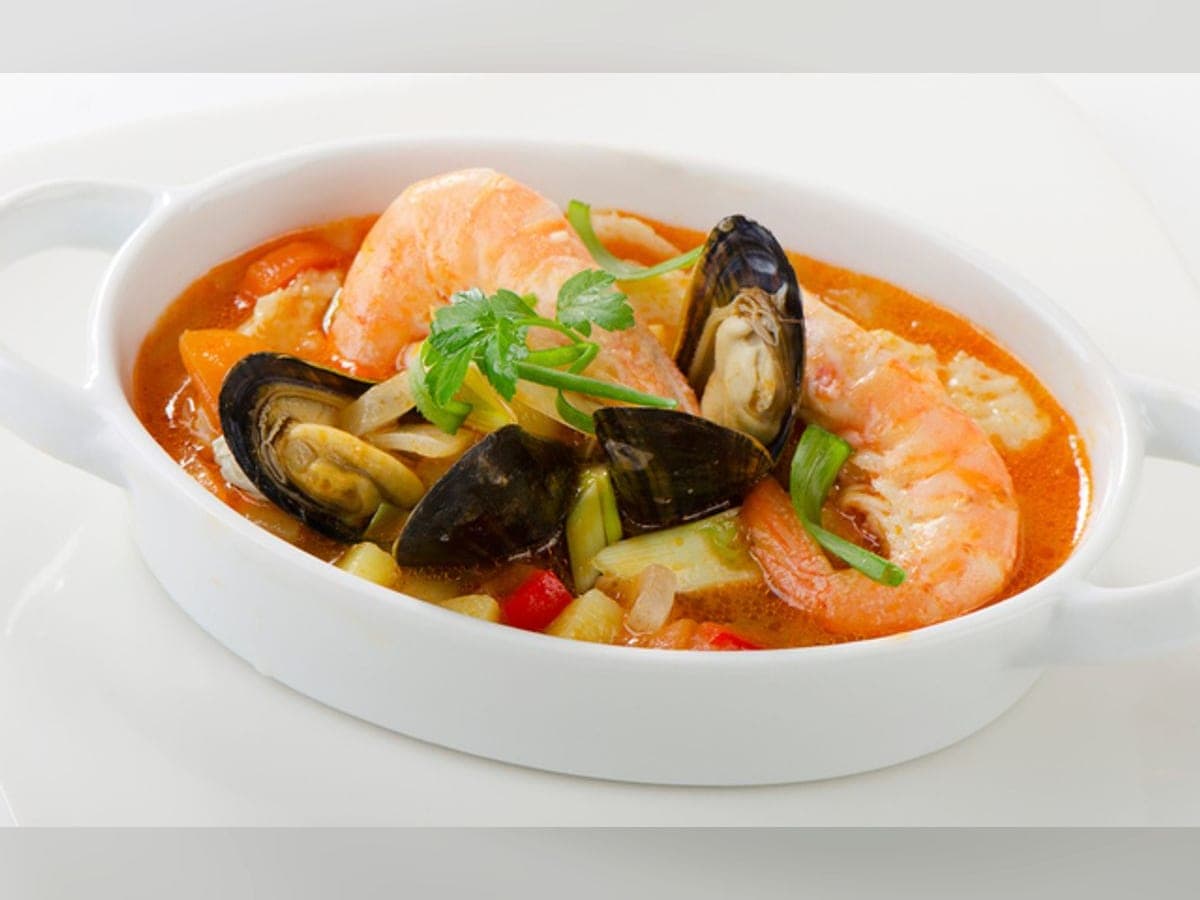 Plato hondo con fosforera, caldo concentrado de mariscos y pescado del oriente venezolano