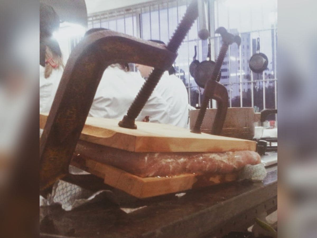 Lonjas de lomo prensado servidas con arepas y queso rallado