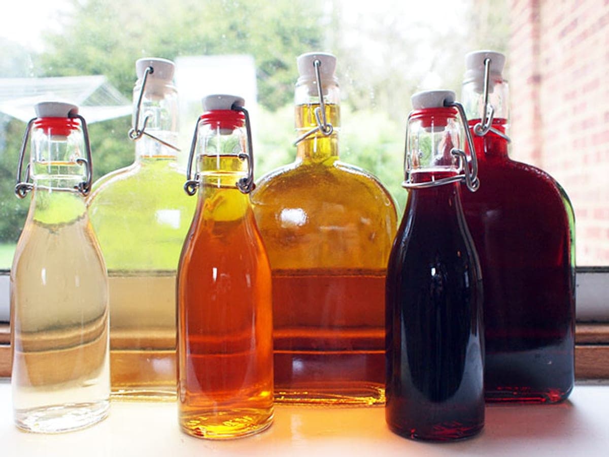 Botella de mistela merideña, bebida navideña andina de color oscuro