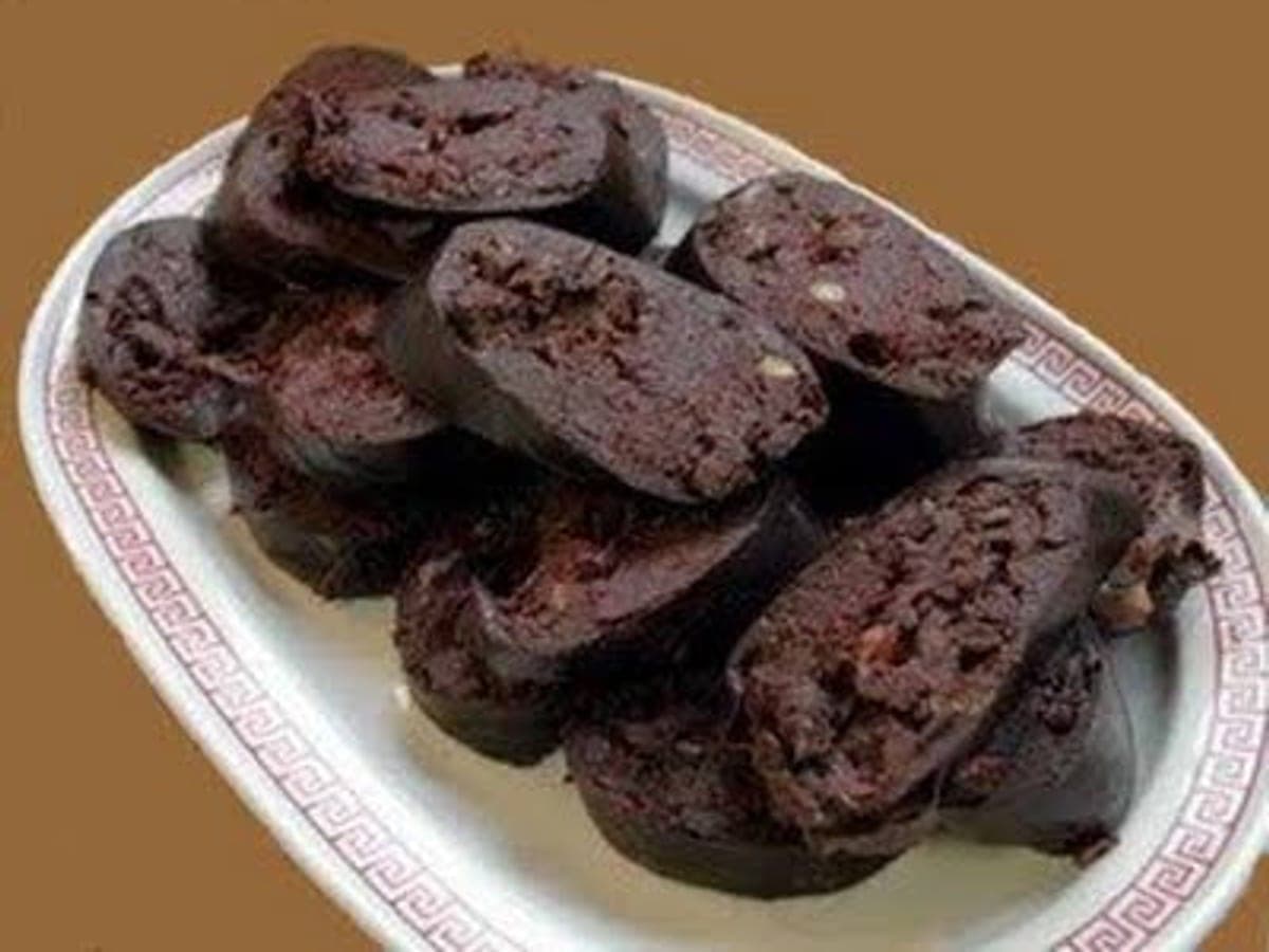 Morcillas atadas con pabilo servidas en un plato