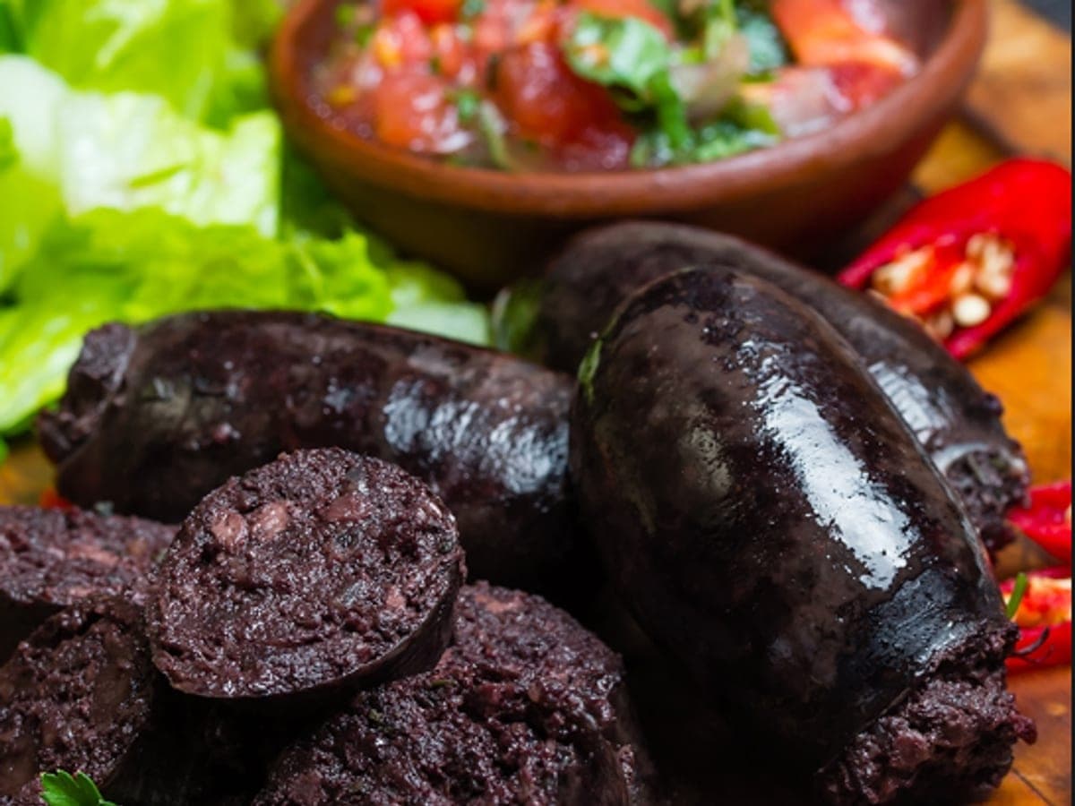 Morcillas orientales enteras y en rodajas, con salsa criolla y ají picante de acompañamiento
