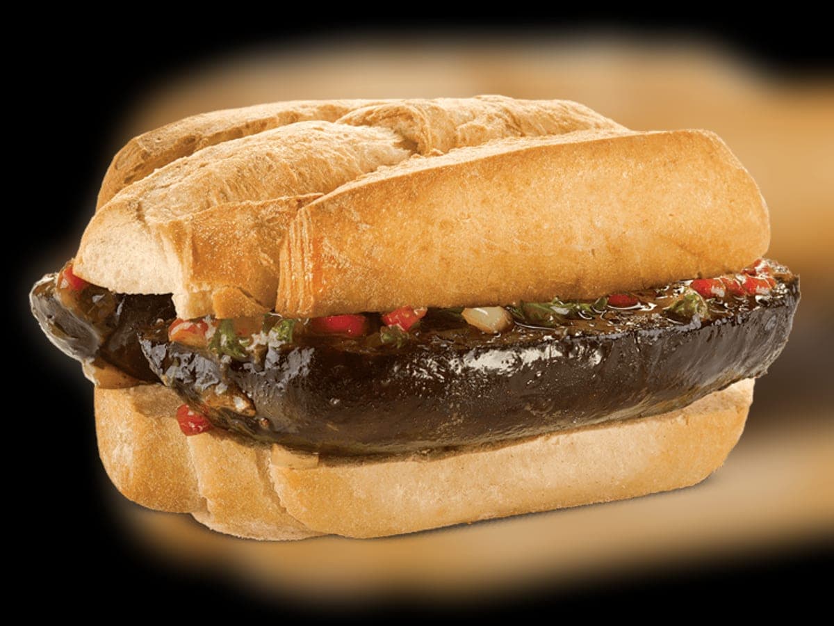 Morcipan abierto con la morcilla asada y chimichurri por encima