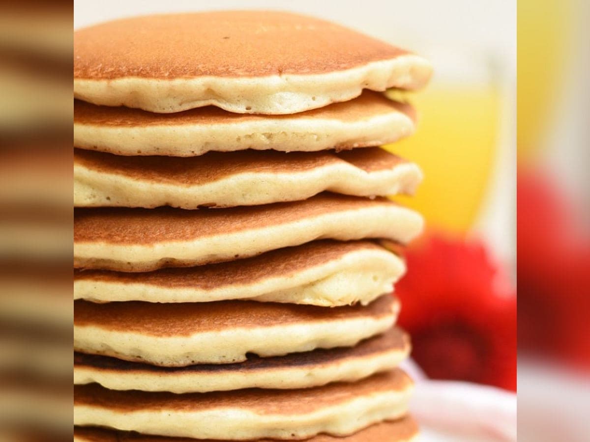 Panquecas doradas apiladas en un plato