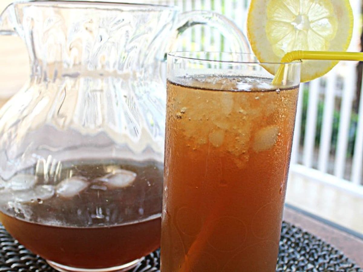 Vaso de papelón con limón bien frío servido con hielo