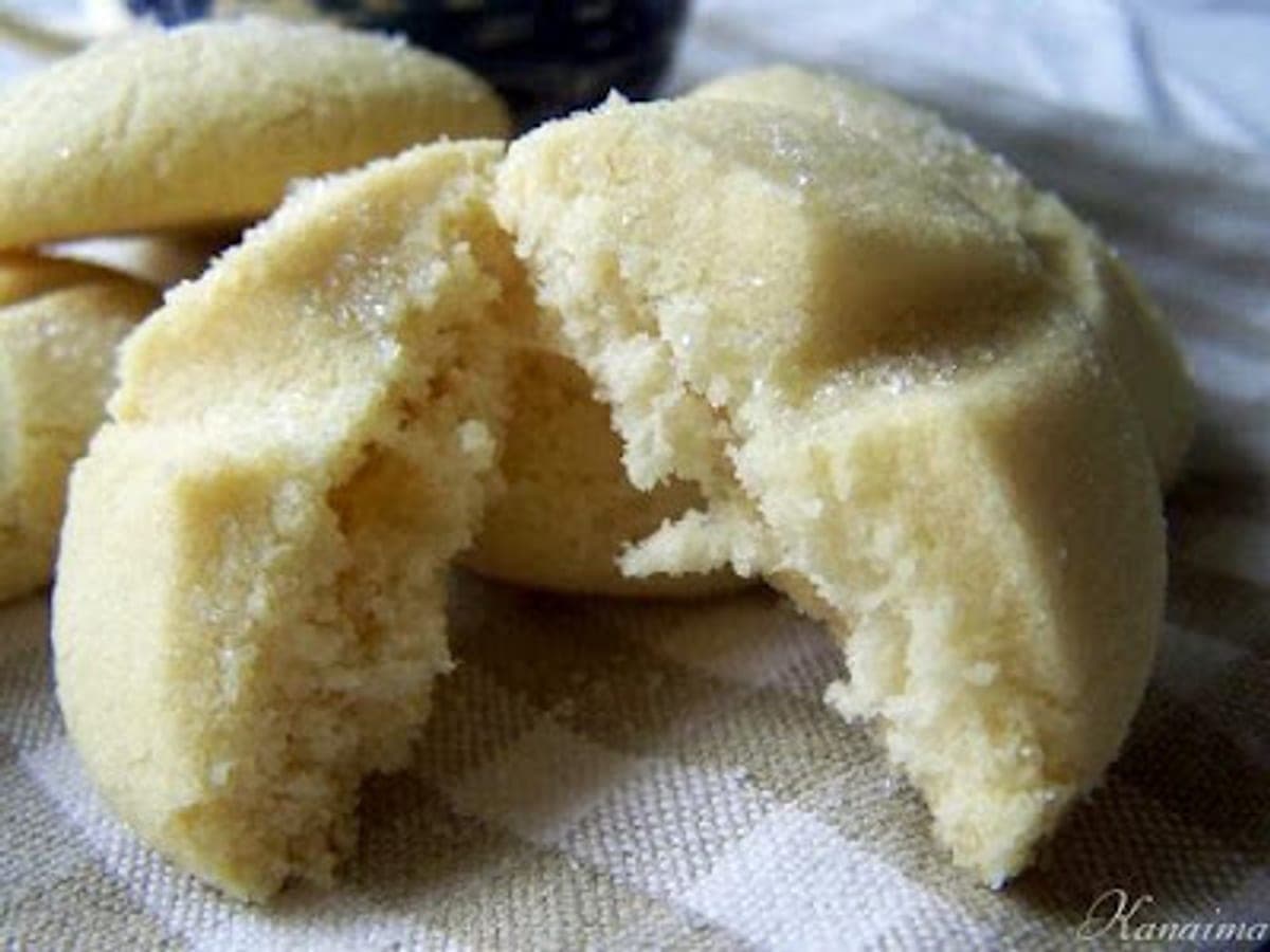 Polvorosas venezolanas espolvoreadas con azúcar pulverizada