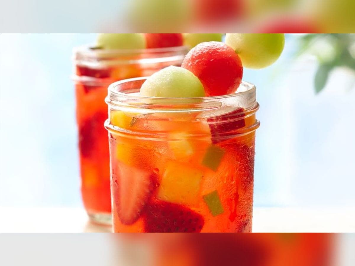 Vaso de tizana venezolana con trozos de fruta variada y hielo