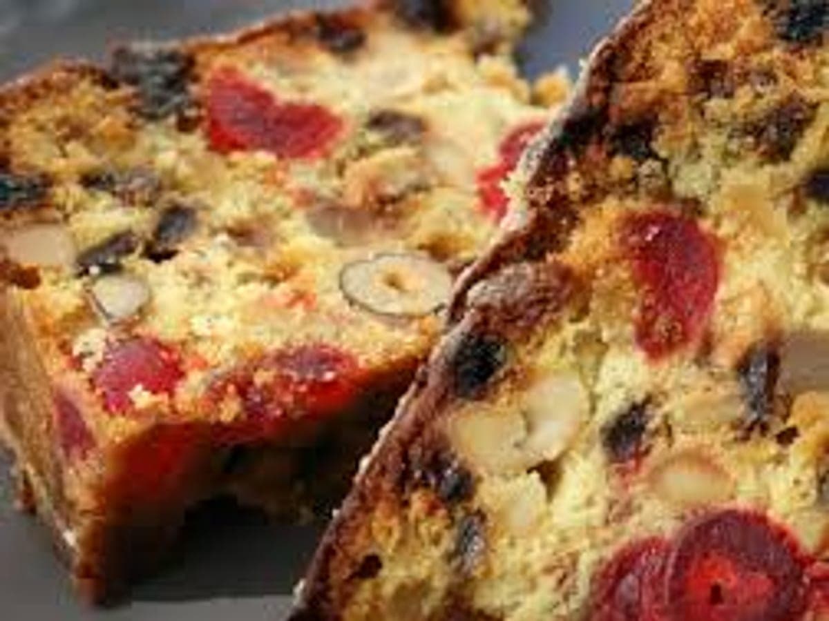 Torta de frutas confitadas cortada en rebanadas sobre una rejilla