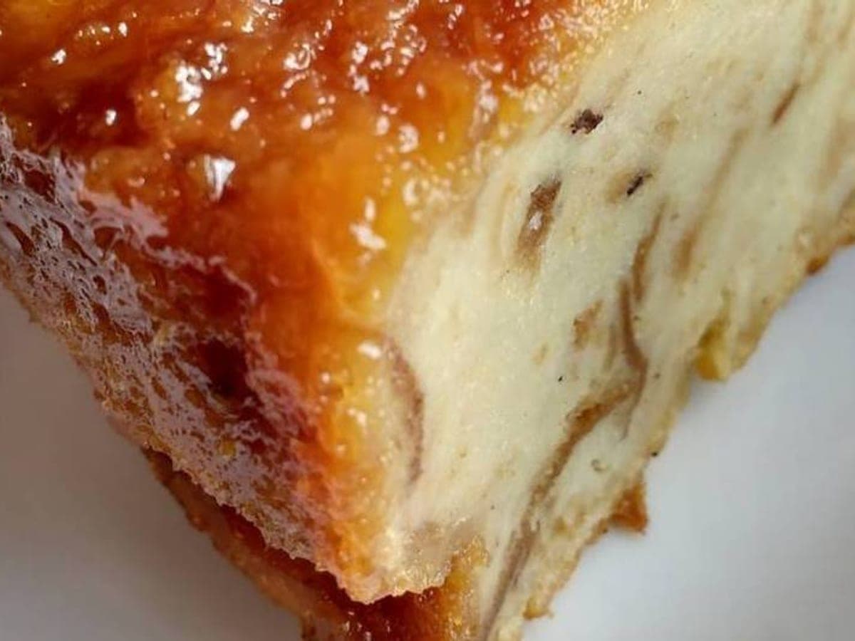 Torta de pan venezolana desmoldada y cortada en porciones, con las pasas a la vista