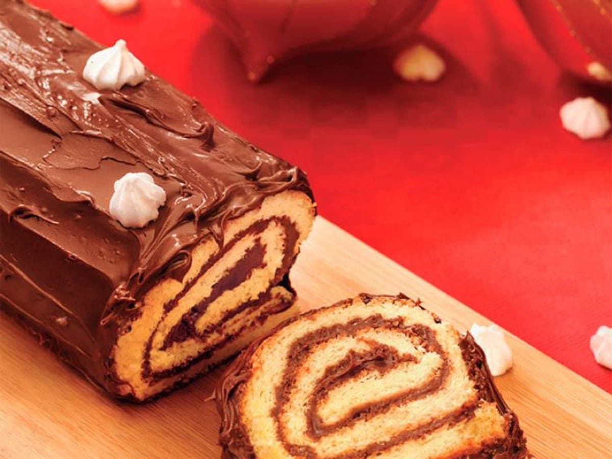 Tronco de navidad cubierto de chocolate y marcado con tenedor