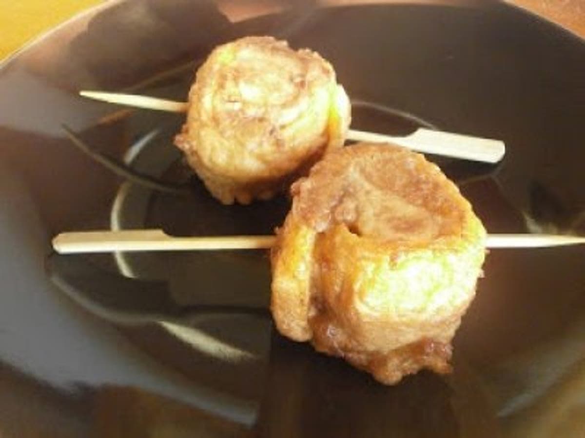 Yoyos zulianos fritos, con el queso envuelto en tajadas de plátano maduro sujetas con un palillo