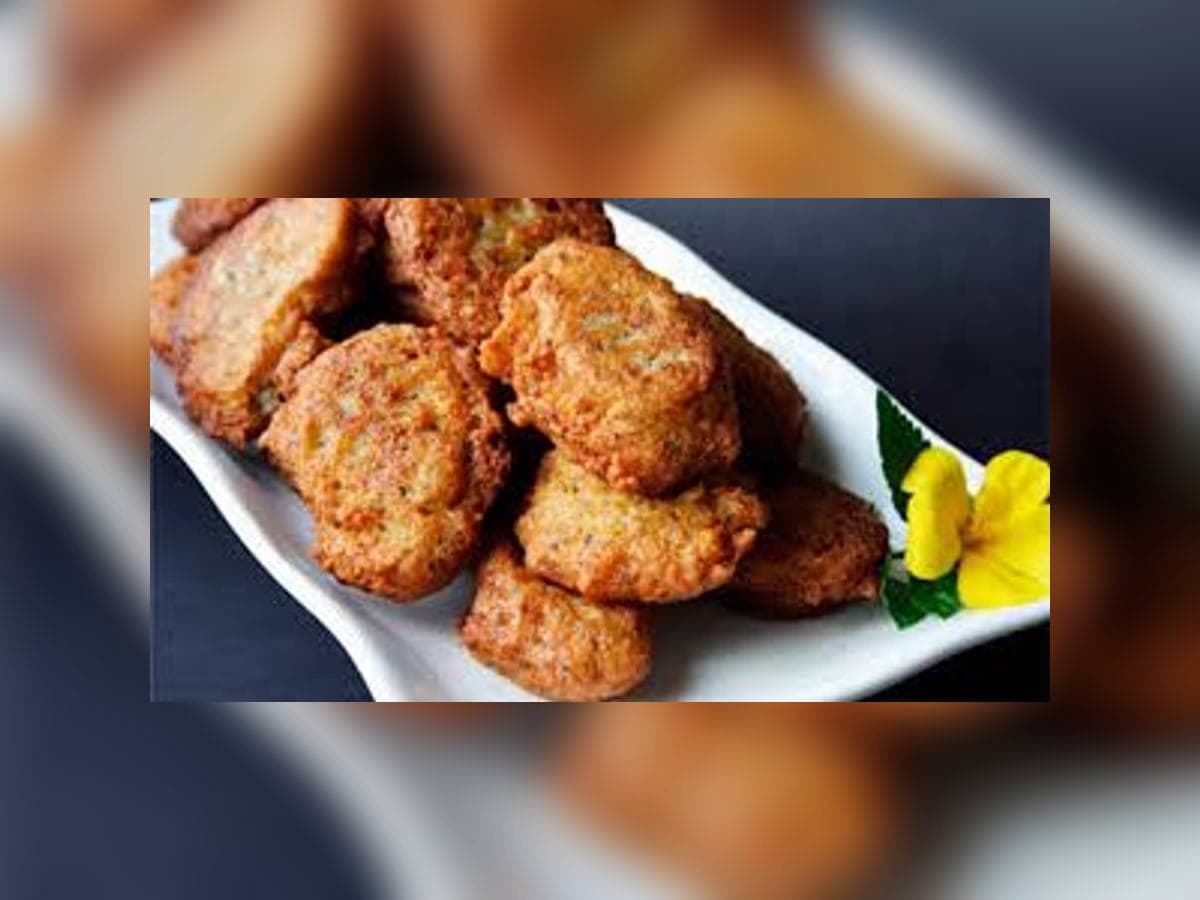 Acrás fritos apilados en un plato, croquetas doradas de pescado del Callao