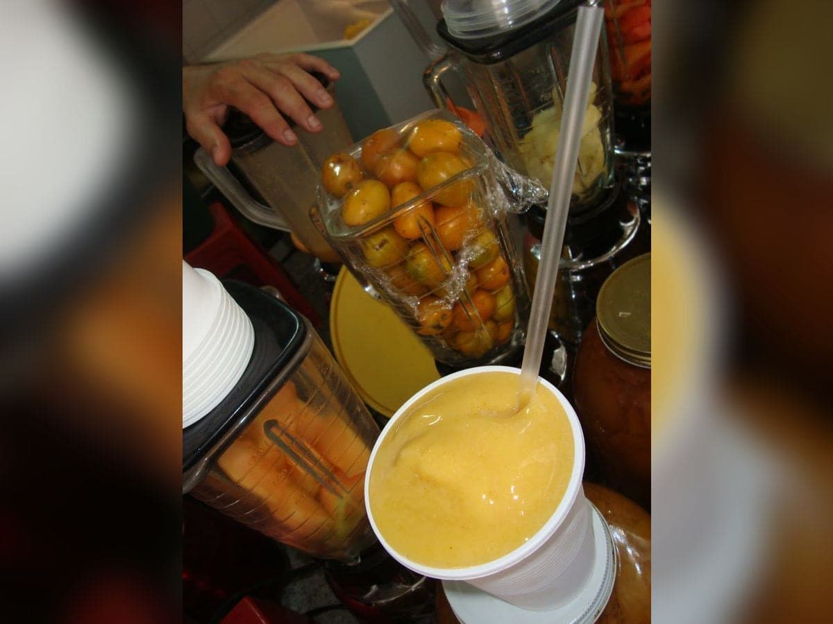 Jarra de agua de jobito, jugo de ciruela de huesito amarilla, servida bien fría