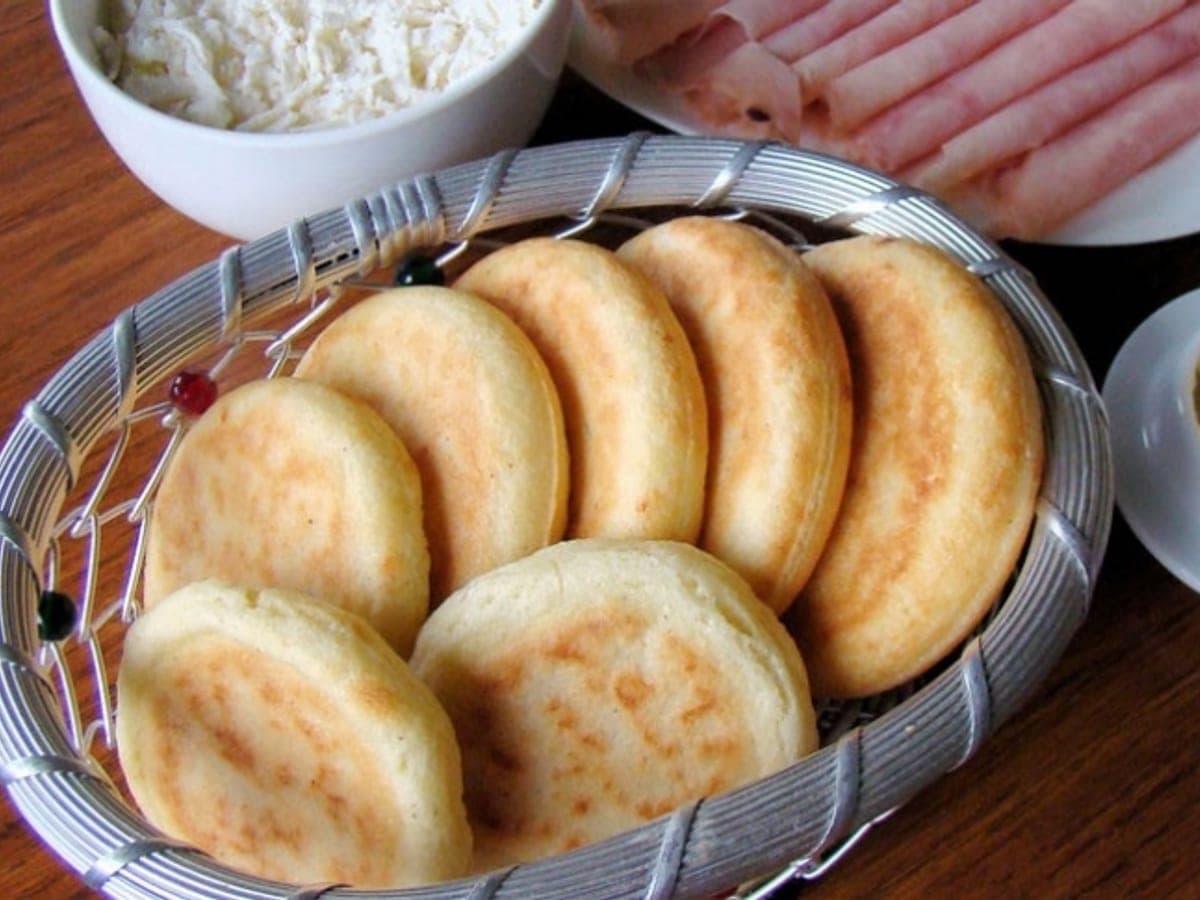 Arepas andinas de trigo doradas sobre un budare
