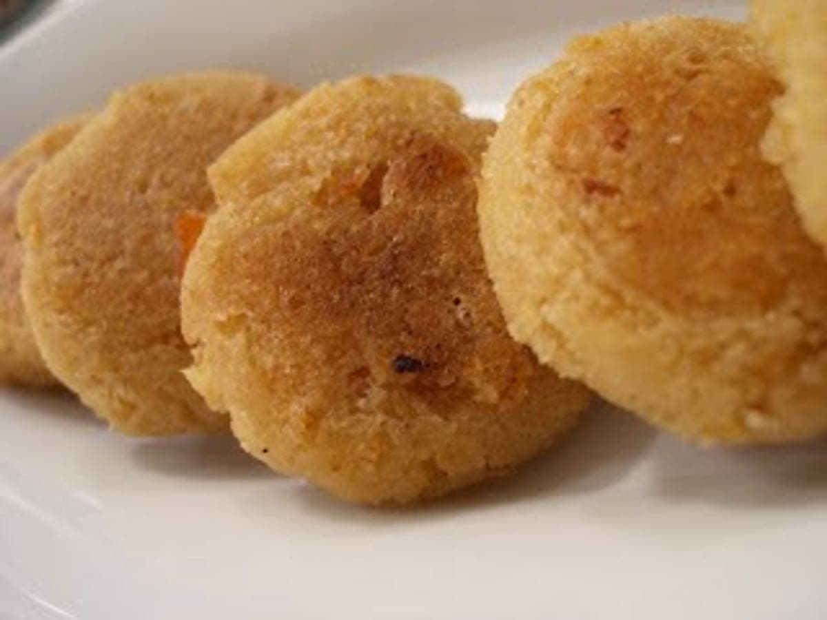 Arepas de chicharrón doradas y crujientes servidas en un plato