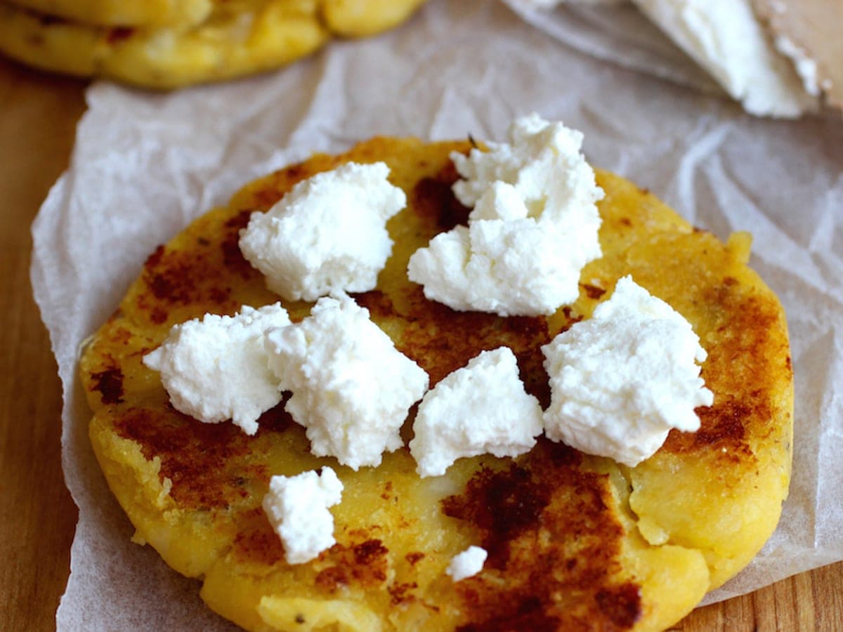 Arepas de plátano maduro doradas en el sartén