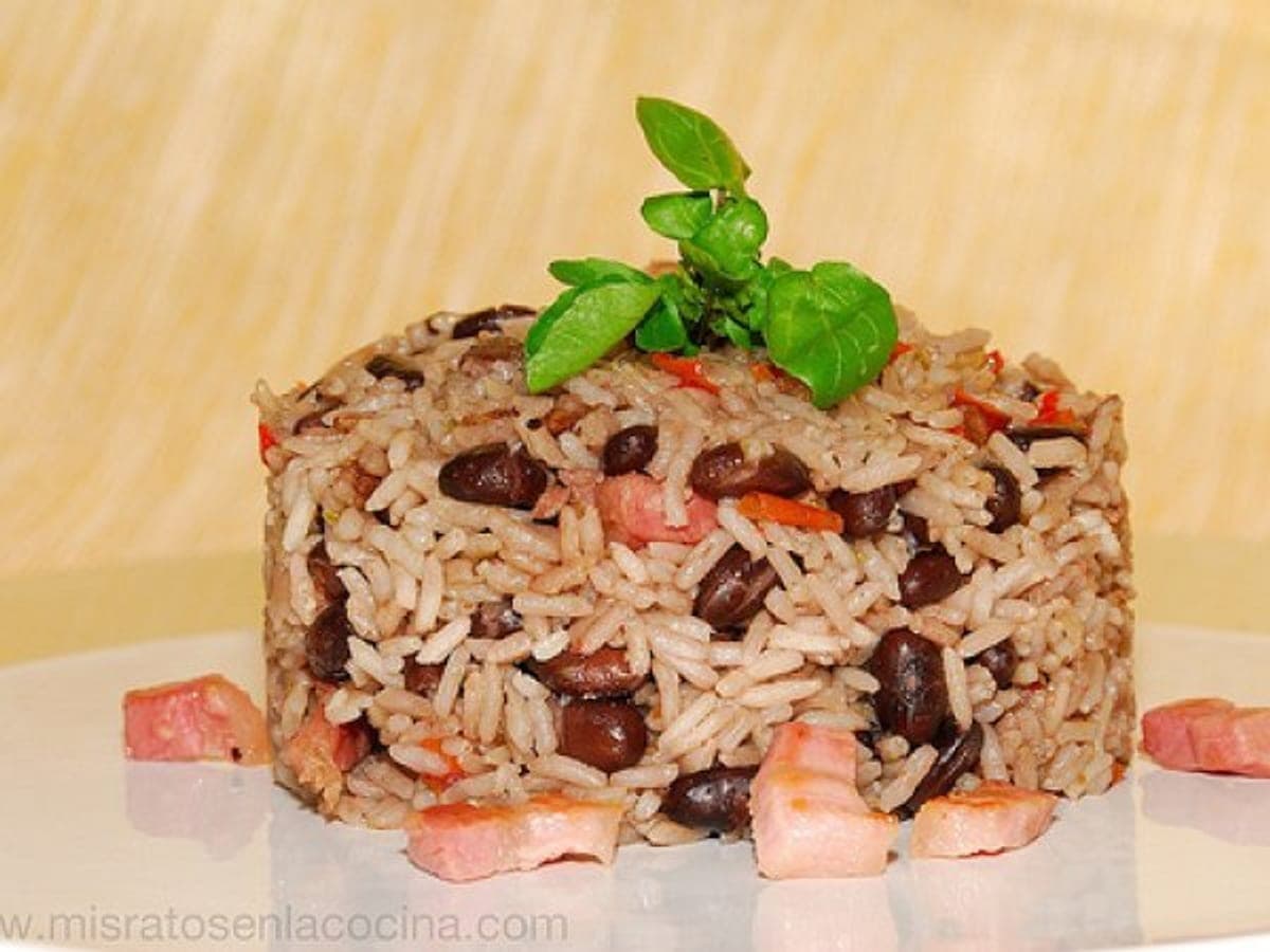 Plato de congrí, arroz con caraotas negras y trozos de cochino, con tiras de pimentón