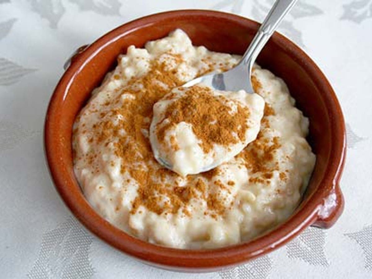 Cuenco de arroz con leche espolvoreado con canela en polvo