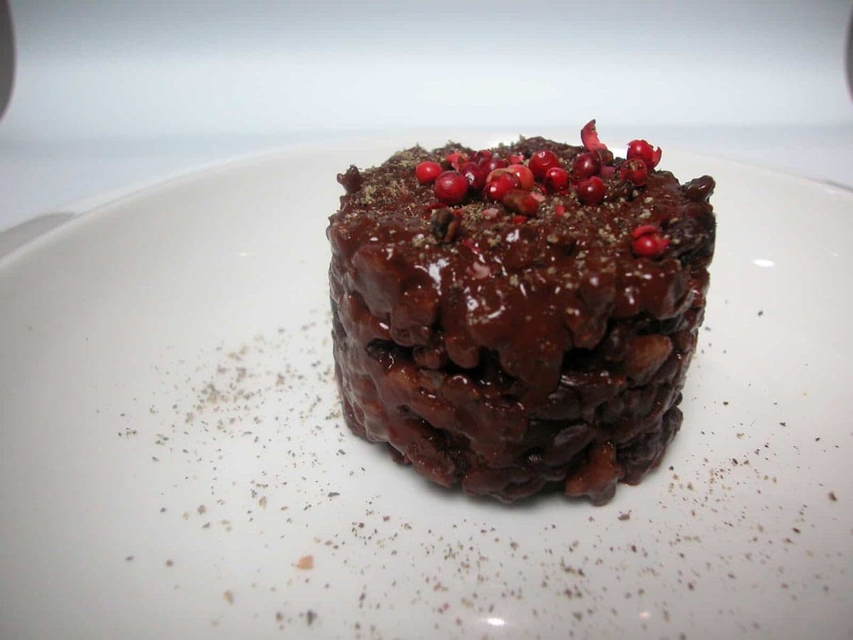 Copas de arroz con leche y chocolate espolvoreadas con cacao