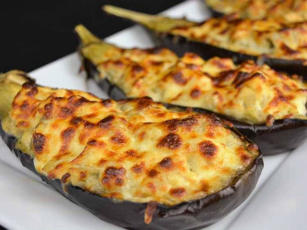 Berenjenas ahuecadas y rellenas con guiso de diablitos y queso gratinado