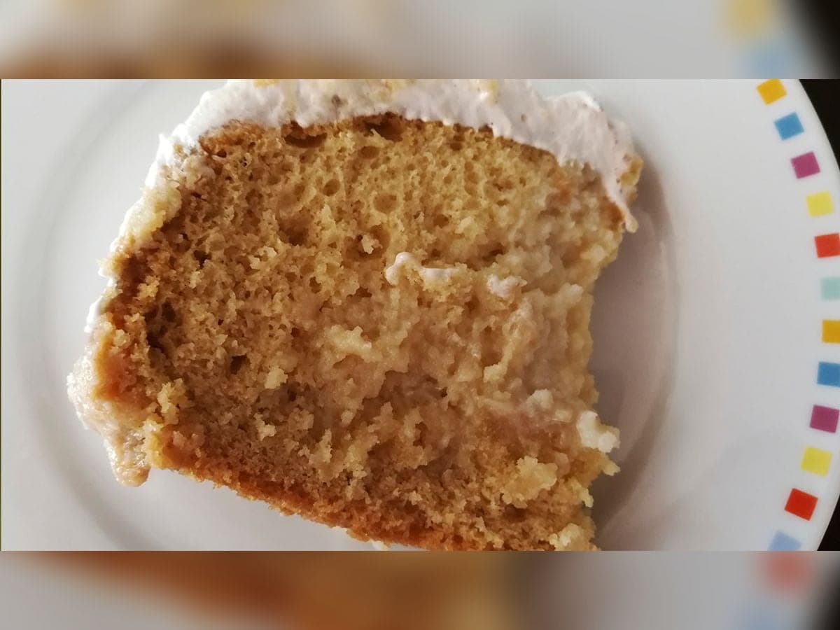 Bienmesabe de coco sin gluten decorado con merenguitos y canela en polvo