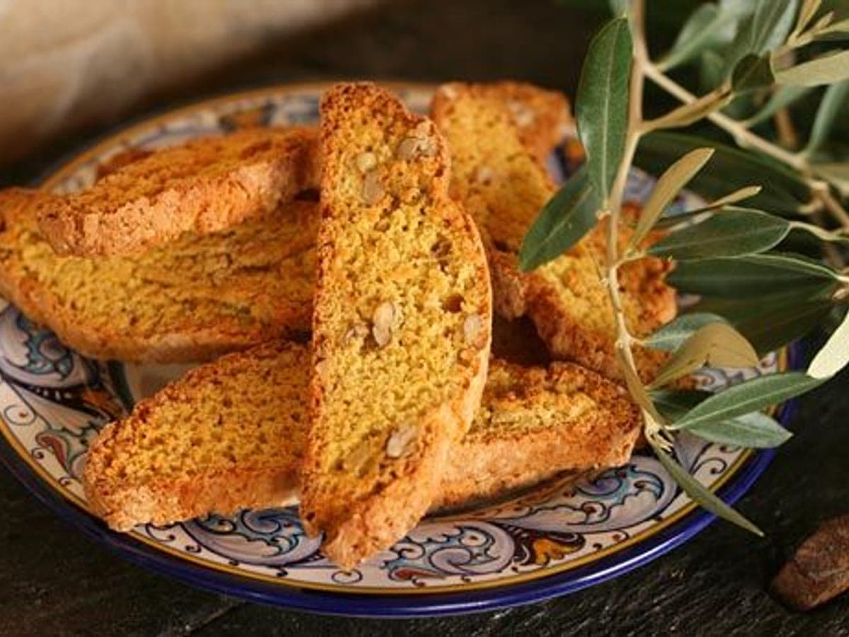 Biscottis de auyama y especias cortados en rodajas sobre una tabla de madera