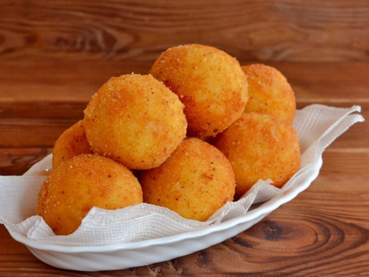 Bolitas de queso fritas y doradas servidas en un plato