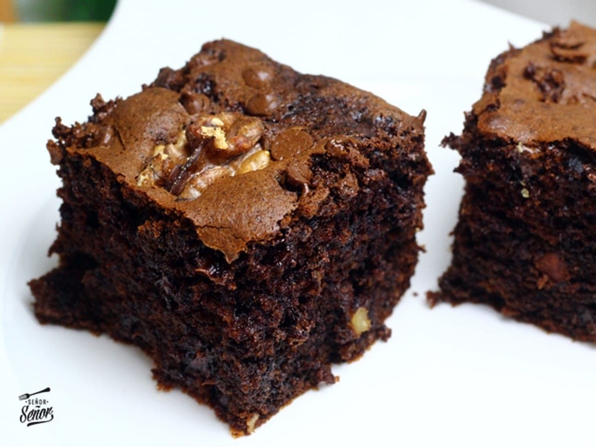 Porciones de brownie de chocolate negro con nueces, cortadas en cuadrados