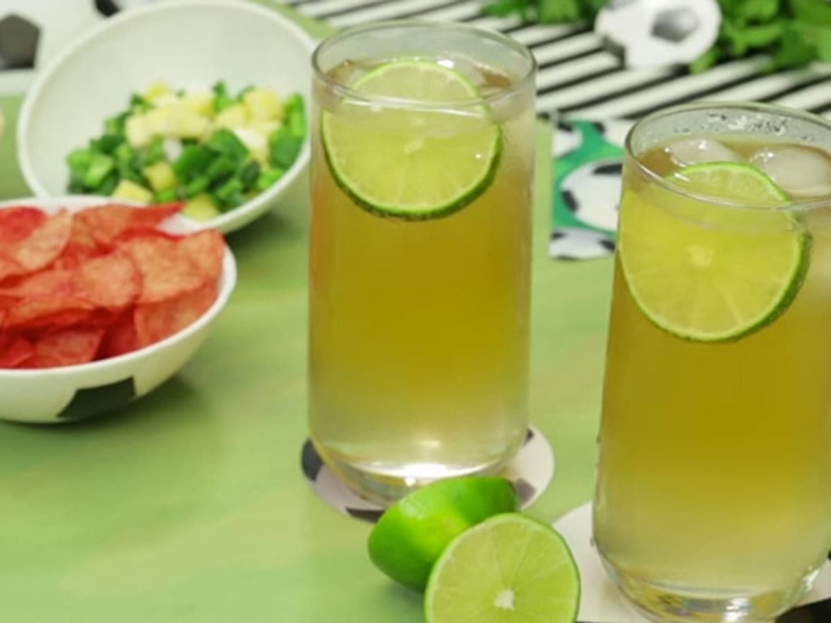 Vaso alto con bull de cerveza, hielo y una rodaja de limón en el borde