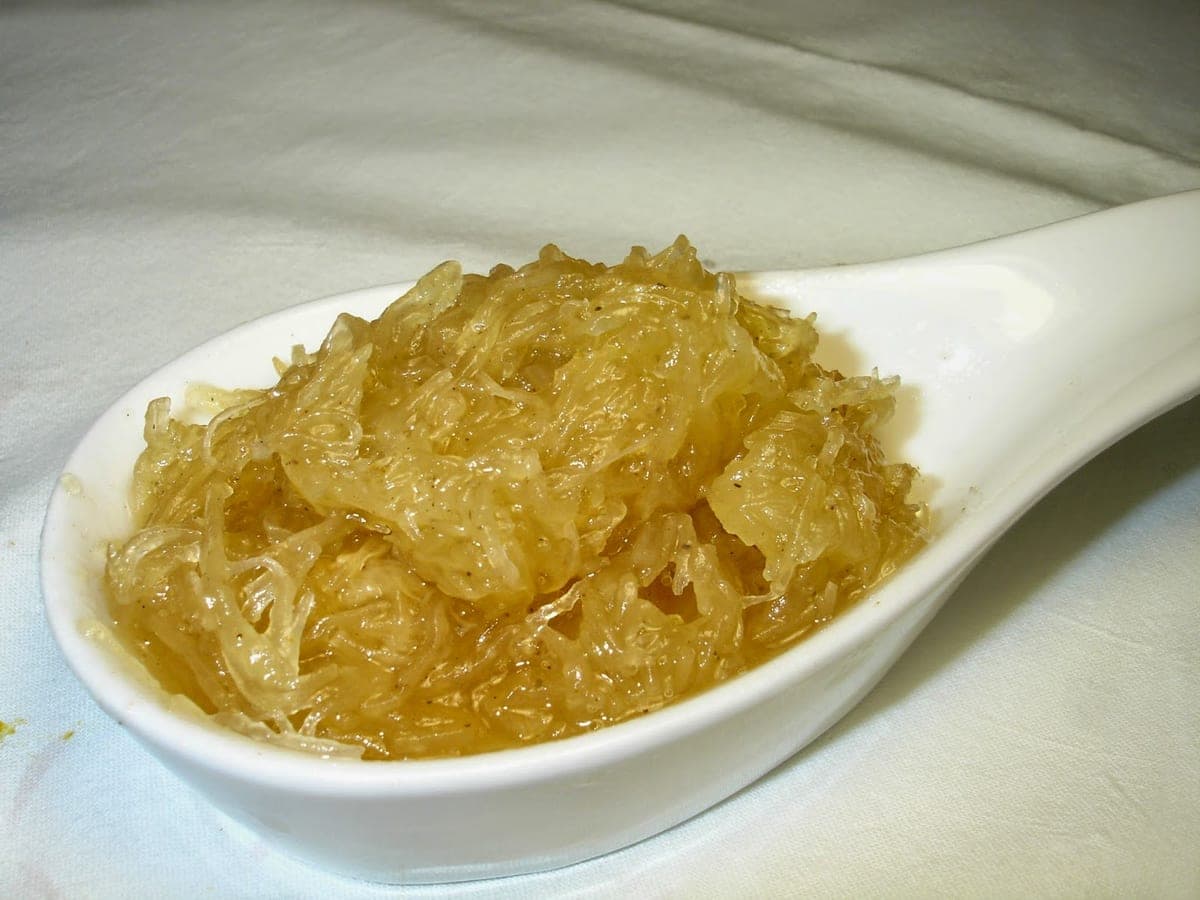 Dulce de cabello de ángel en almíbar, con sus hebras doradas