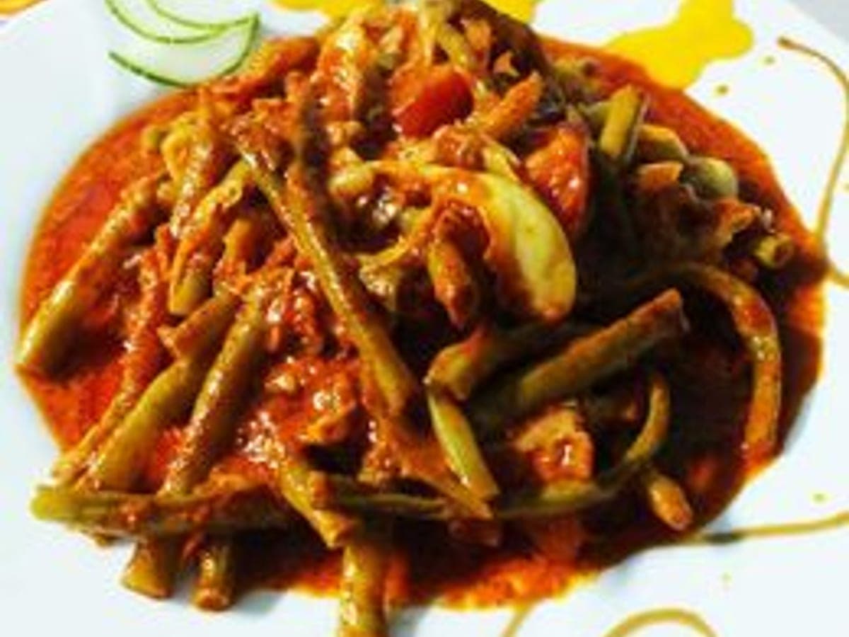 Plato de calalú con quimbombó, repollo y pollo desmenuzado en su guiso