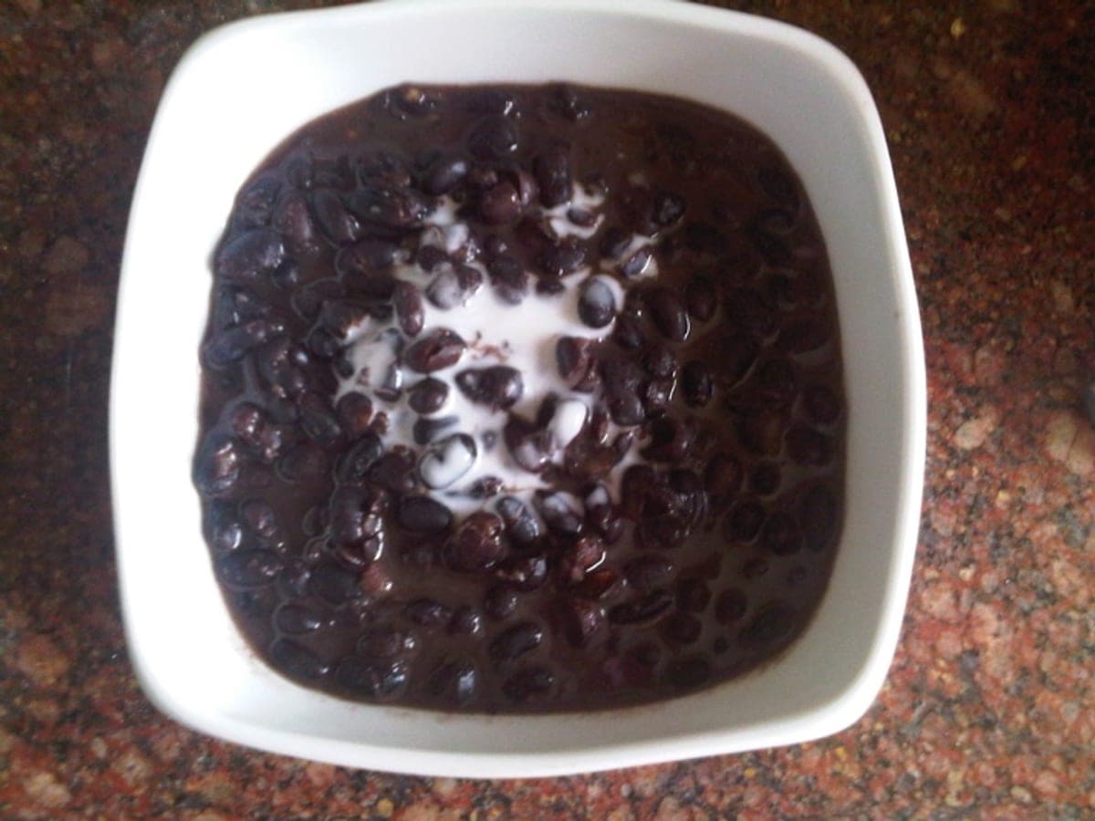 Caraotas negras con leche de coco servidas en un plato hondo