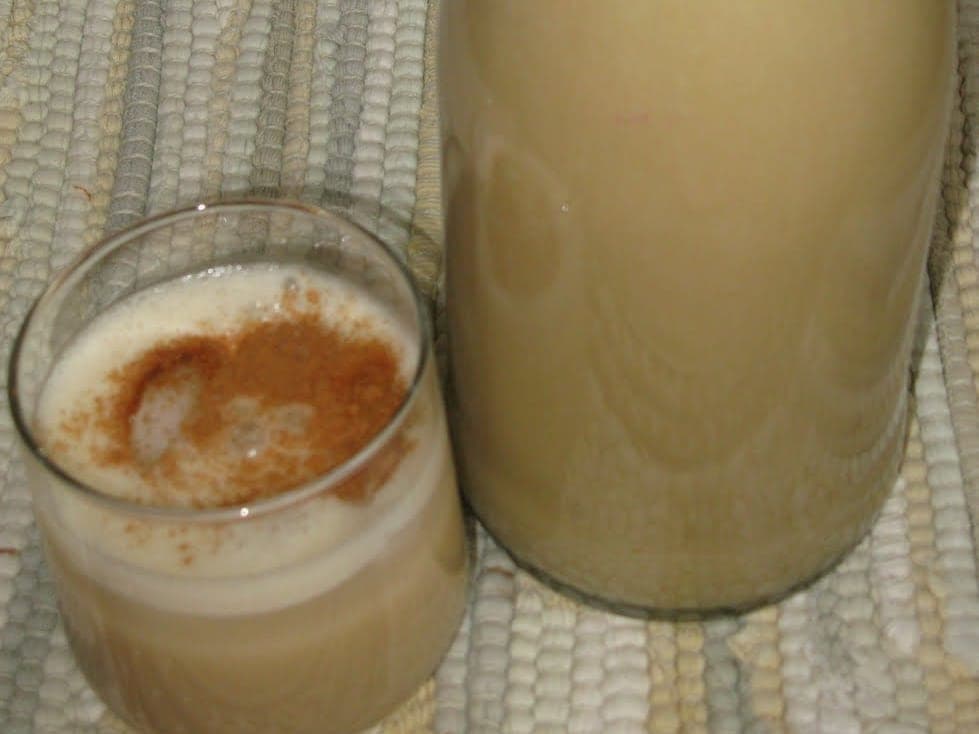 Vaso de carato de maíz servido frío con hielo