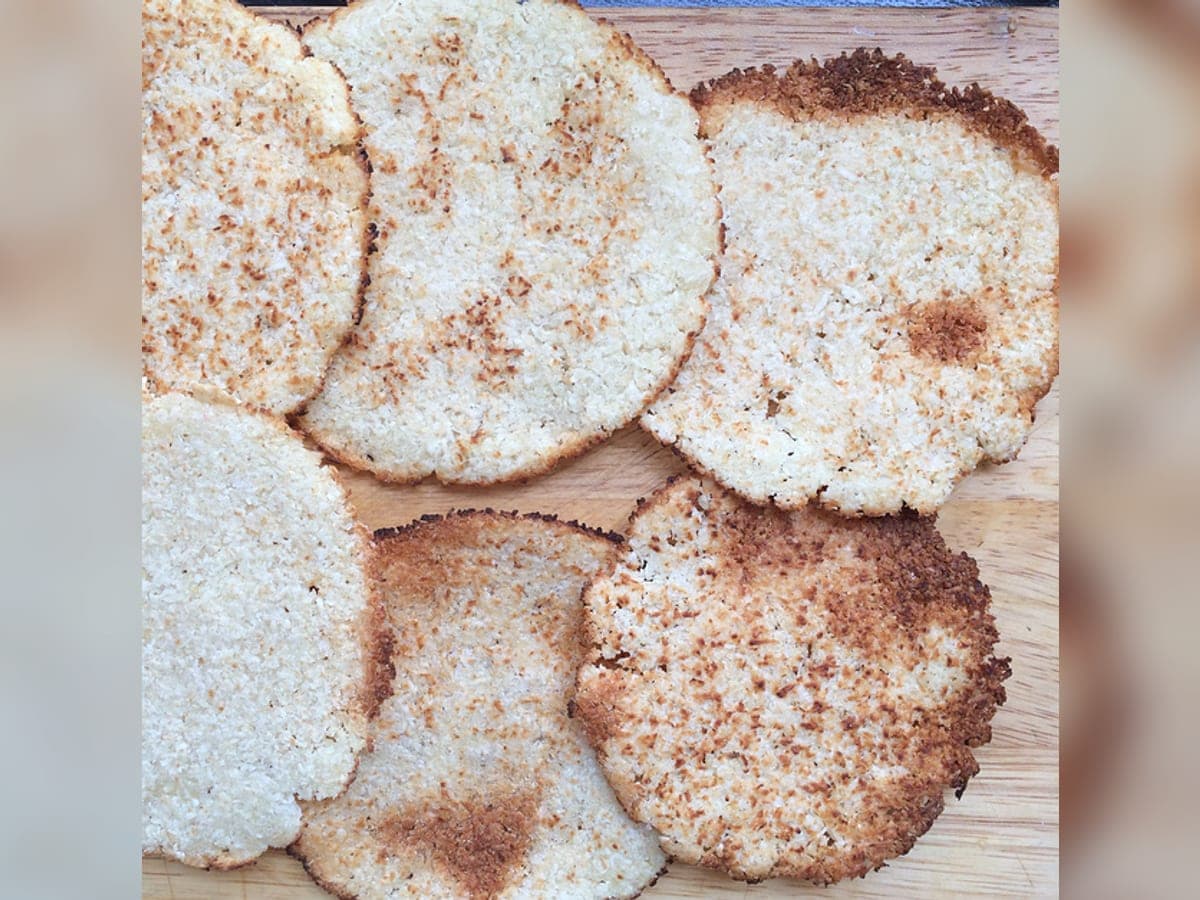Tortas de casabe doradas hechas con yuca dulce rallada