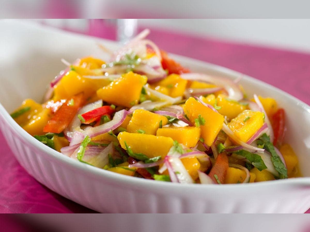Copa de ceviche con cubos de pescado, mango, cebolla morada y cilantro