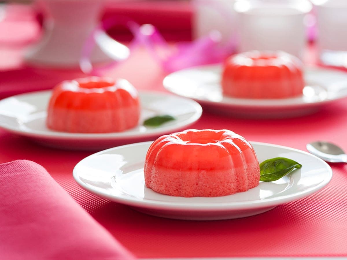 Porción de chantilly venezolano desmoldado, de color rosado claro
