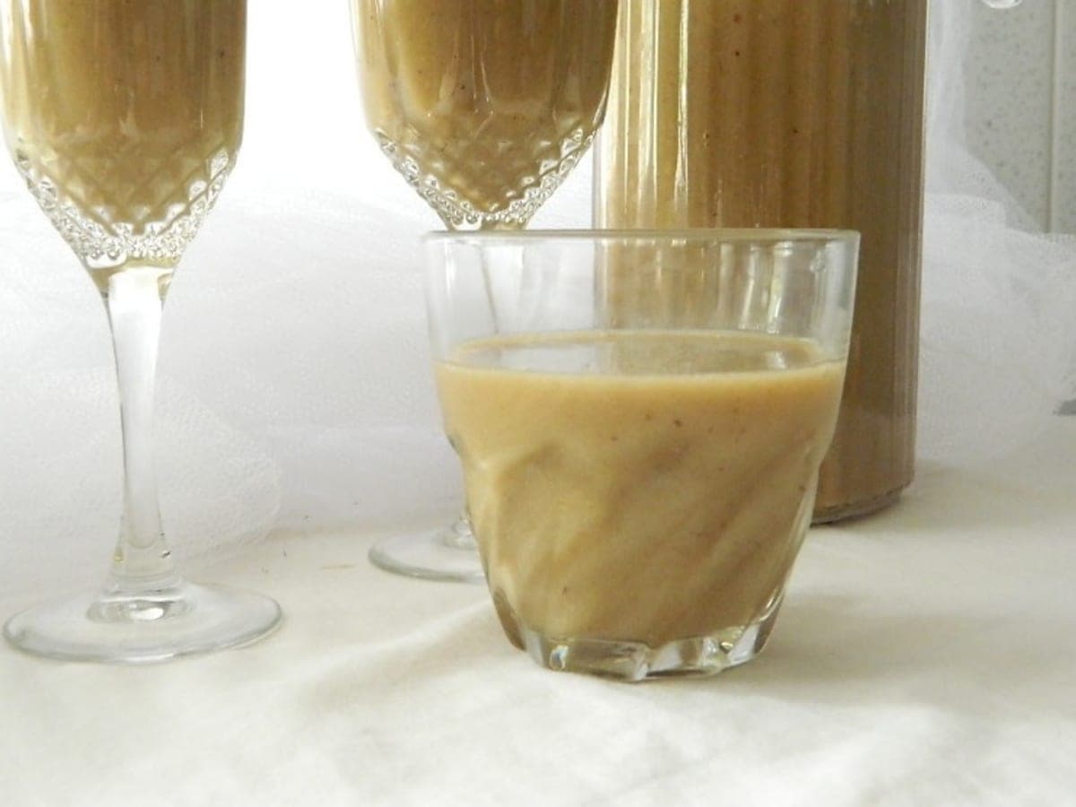 Vaso de chicha andina, bebida fermentada de jugo de piña y harina de maíz con papelón