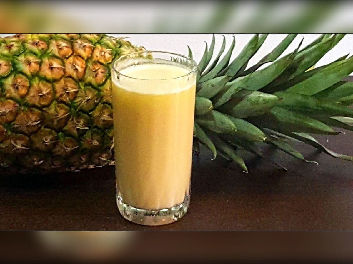 Vaso de chicha de piña con hielo servido sobre una mesa