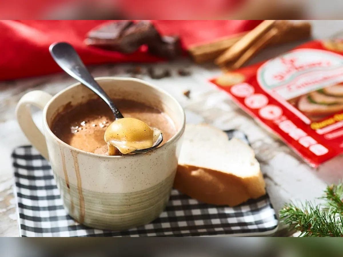 Taza de chocolate caliente espeso con un trozo de queso fresco dentro