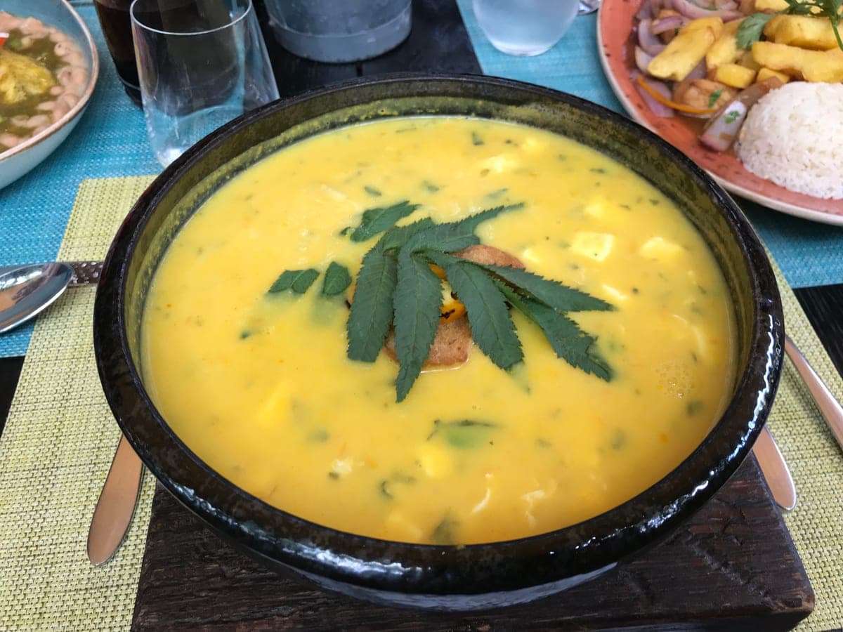 Plato hondo de chupe de pescado con papas, maíz y cuadritos de queso blanco