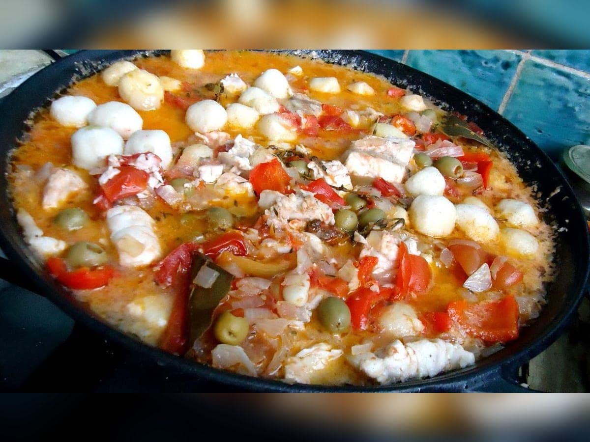 Corbullón de mero en su salsa roja con aceitunas y bolitas de masa de maíz